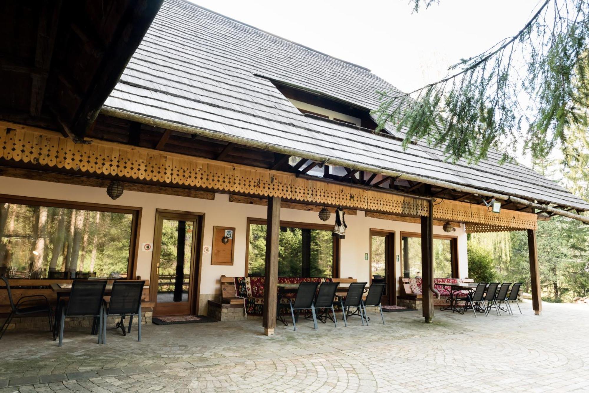 Pensiunea Casa Bunicilor Мэнэстиря-Гуморулуй Экстерьер фото